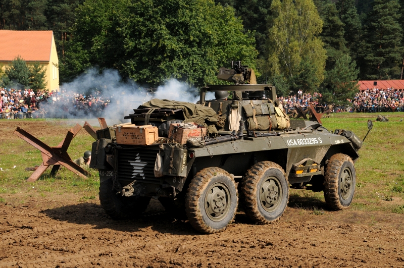 DSC_0790_1.jpg - Vůz s pohonem na všech 6 kol dosahoval maximální rychlosti 90 km/h a byl vyzbrojený kanónem ráže 37 mm.