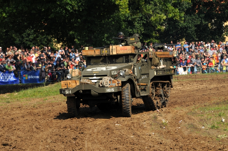 DSC_0942_1.jpg - Half Track kombinuje kola pásy na zadní části vozu. Half track byl polopásový víceúčelový obrněný transportér americké armády během druhé světové války. Základní verze pro deset osob, určená pro přepravu vojáků a k tažení dělostřeleckých kusů do ráže 155 mm. Vozidlo bylo ozbrojené kulometem ráže 7,62 mm nebo 12,7 mm.