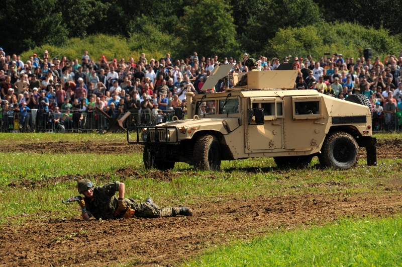 DSC_0987_1.jpg - Vojenské vozidlo HMMWV (zvaného Humvee).