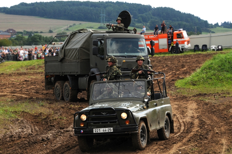 DSC_1030_1.jpg - V pozadí Tatra 810, třínápravové vojenské nákladní vozidlo z dílen kopřivnické Tatry, které nahradilo v Armádě České republiky legendární Pragu V3S, jež byla zavedena do armády v 50. letech minulého století a sloužila v hojném počtu až do roku 2008. Automobil je především určen pro přepravu osob, materiálu a vlečení přívěsů jak na silnici, tak i v obtížných terénních podmínkách.