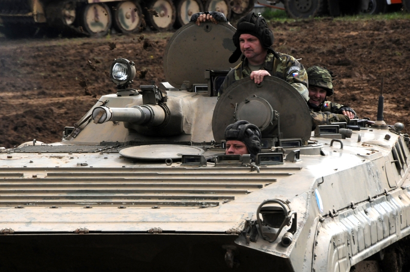 DSC_1065_1.jpg - BVP-1 (Bojové vozidlo pěchoty) je v Československu licenčně vyráběné sovětské lehké bojové pásové vozidlo BMP-1. Vozidlo disponuje pancéřovou ochranou, vysokou pohyblivostí a mohutnou výzbrojí. Bývá využíváno jako doplněk mechanizovaných jednotek armády, čímž zvyšuje jejich palebnou sílu a manévrovatelnost. První stroje ověřovací série byly vyrobeny roku 1968 a oproti sovětskému originálu došlo během krátké doby k několika konstrukčním změnám. Sériově se začaly obrněnce vyrábět roku 1970 a do roku 1989 bylo vyrobeno 17 295 kusů BVP, které se vyvážely do SSSR a tehdejších socialistických a rozvojových spřátelených zemí.