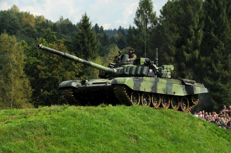 DSC_1083_1.jpg - Tank T-72M4 CZ je určen k ničení tanků a ostatních obrněných cílů, popř. i živé síly protivníka a proti nízkoletícím cílům. Balancuje na hranici mezi 3. a 4. generací tanků a některé jeho parametry překonávají i stávající stroje jako jsou americký M1A2 Abrams a německý Leopard 2.