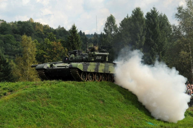 DSC_1089_1.jpg - Tank T-72M4 CZ je vybaven 125mm kanonem 2A46M s vysoce průbojným projektilem APFSDS-T, který je schopen bez problému prorazit 500 mm pancíř na vzdálenost přesahující 2000m některé zdroje uvádí až 880mm silný kompozitní pancíř na vzdálenost 3000m.