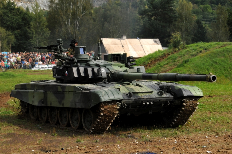 DSC_1104_1.jpg - Tank T-72M4 je vybaven motorem CV 12 TCA Condor. Jedná se o stejný britský motor Perkins, který se používá v tanku Challenger 2, pouze mají výkon 1 000 koní, místo 1 200 koní jako v tanku Challenger 2.