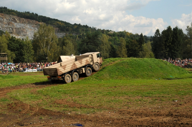 DSC_1160_1.jpg - Tatra 815 je těžký nákladní automobil stavebnicové konstrukce. Je určen pro povoz ve velmi těžkém terénu. Na trh byla uvedena po absolvování jízdních zkoušek na zkušebním polygonu závodu Tatra a na ruské Sibiři v těžkých terénních i klimatických podmínkách v roce 1983. Model T815 koncepčně navazuje na předchozí modely T148 (v základu civilní vůz měla nahradit řada T157) a T813 (v základu vojenské vozidlo), kvůli unifikaci dílů nakonec vznikla jediná řada T815, která umožnila z nižšího počtu komponent poskládat více aplikací nahrazující obě sjednocenou řadou T815.