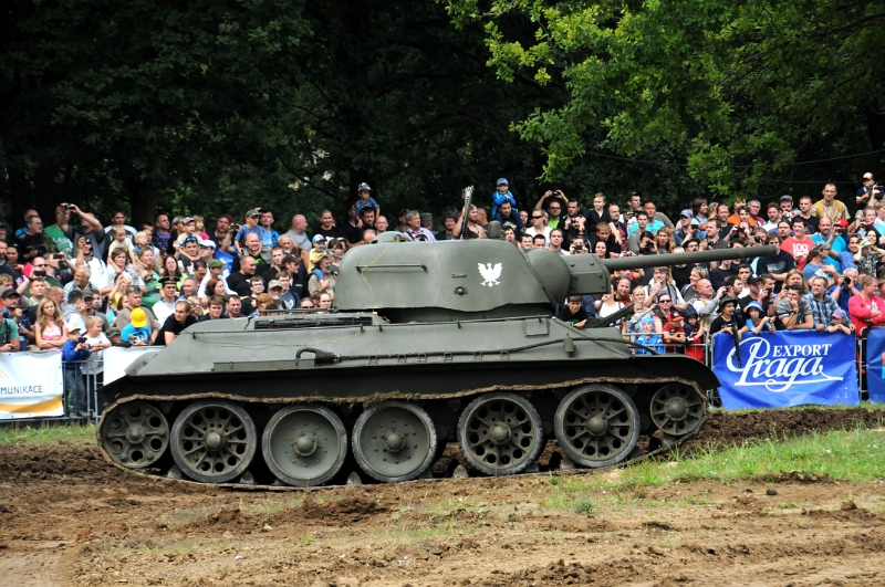 DSC_1199_1.jpg - Tank T-34/76 byl první hlavní verzí sovětského tanku T-34. Tank se začal sériově vyrábět roku 1940 a dostal název T-34 jako připomenutí státního dekretu z roku 1934, nařizujícího rozšíření tankových sil.