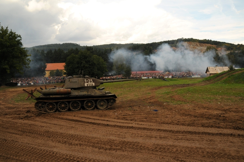 DSC_1208_1.jpg - Střílelo se nejen z tanku T-34/85, ale rány vypálil i stíhač tanků Hetzer, další stíhač tanků M36 Jackson a ostatní těžké zbraně.