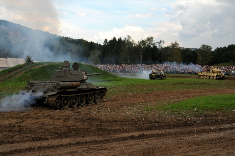 DSC_1222_1.jpg - Tank T-34/85 tváří v tvář německému tanku Tiger a německému stíhači tanků Hetzler..