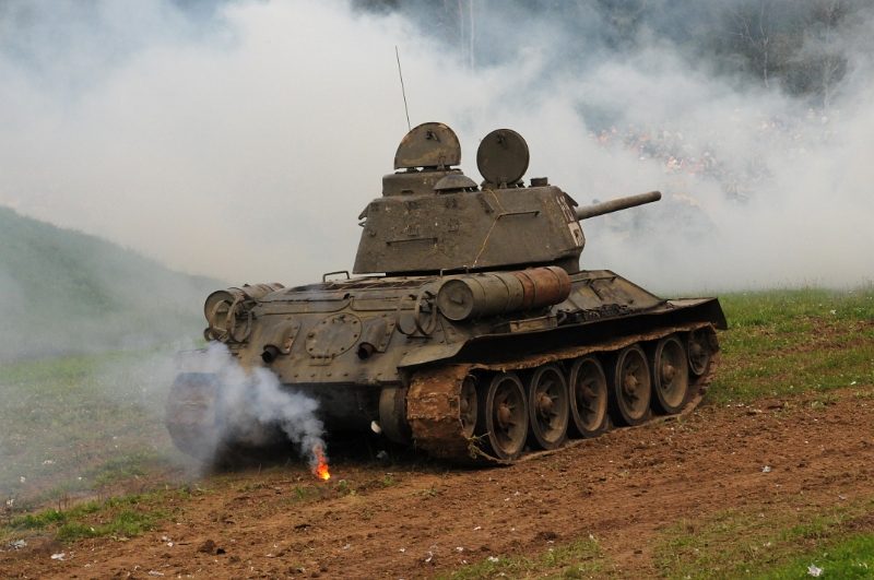 DSC_1237_1.jpg - Již na počátku roku 1943 bylo Sovětům jasné, že Německo má nový těžký tank s nímž si nedokázal T-34/76 poradit. Poté, co se jim podařilo tank Tiger ukořistit a provést s ním zkoušky, bylo neoddiskutovatelné, že je třeba zlepšit technické parametry tanku T-34 a to jak zesílením výzbroje, tak po stránce pasivní ochrany.