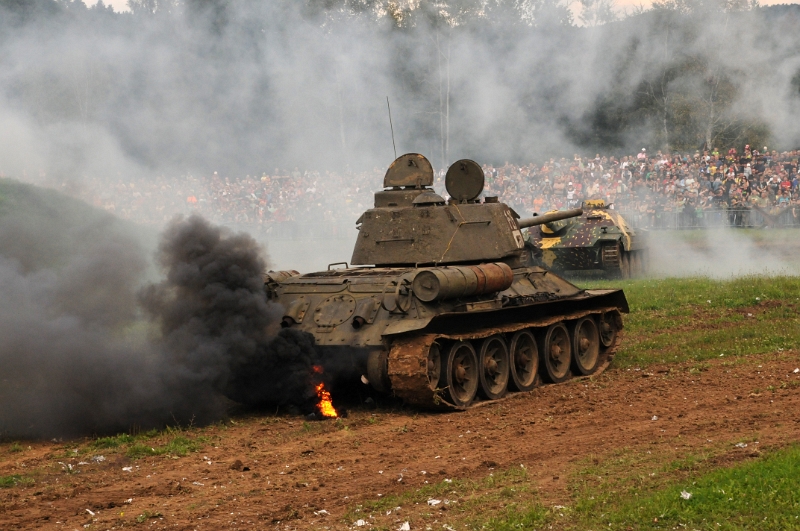 DSC_1242_1.jpg - Sověti našli celkem brzy poměrně jednoduché a technicky nenáročné řešení, když na podvozek stávajícího tanku T-34/76 posadili upravenou věž z těžkého tanku KV-85. V roce 1944 bylo vyrobeno 10 633 kusů a roku 1945 12 250 kusů T-34/85.