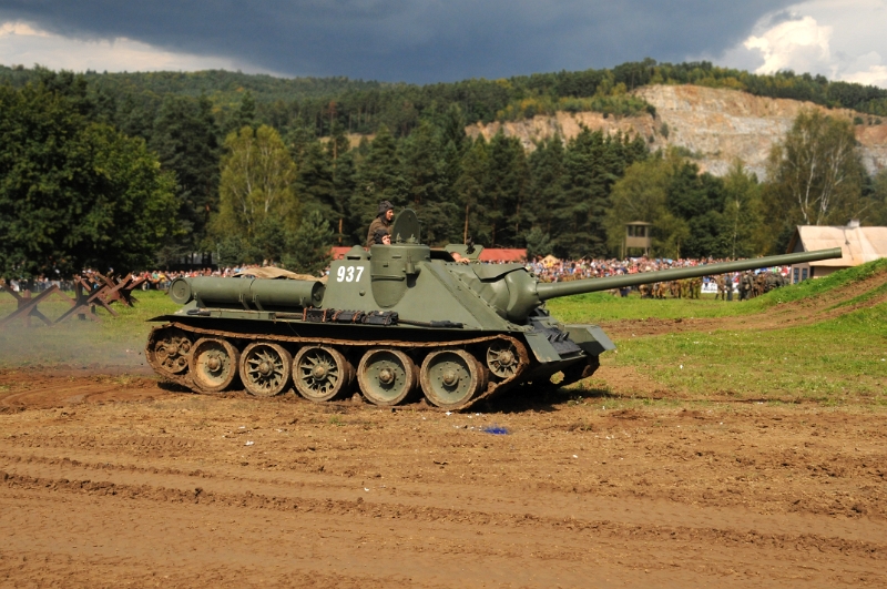 DSC_1293_1.jpg - Sériová výroba SU-100 byla zahájena v Uralmašzavodu v srpnu 1944 a pokračovala, podle různých odhadů, až do března 1946. V letech 1951-1956 byl licenčně vyráběn v Československu pod označením SD-100. Celkem bylo v SSSR a Československu vyrobeno podle různých zdrojů 4 772 až 4 976 ks.