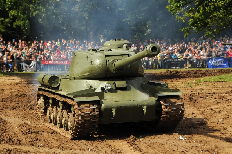 DSC_1304_1.jpg - Na dvanáctém Tankovém dni v lešanech se představil kompletně zrestaurovaný sovětský těžký tank z druhé světové války IS-122. Dodnes dochovaný exemplář sovětského těžkého tanku IS-122 byl vyroben na přelomu let 1943 a 1944 a součástí sbírek Vojenského historického ústavu Praha se stal již v devadesátých letech 20. století. Tank byl v letech 1950-1990 umístěn na náměstí v Přelouči jako pomník, v době druhé světové války se účastnil mnoha bojů včetně Ostravské operace.V nedávné době proběhla náročná renovace tohoto unikátního stroje, kterou provedl vojenský opravárenský závod VOP CZ v Novém Jičíně. 