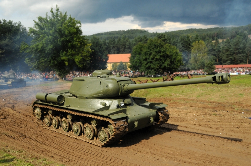 DSC_1308_1.jpg - Historie tanku IS-122 ze sbírky VHÚDne 7. května 1945 byla 1. československá samostatná tanková brigáda, vytvořená za 2. světové války v Sovětském svazu, vyslána po bojích o Ostravu na pomoc Praze. Spolu s ní vyrazila i 42. gardová těžká tanková brigáda sovětské armády, která se předtím rovněž podílela na osvobození Ostravy. Právě jejích osm těžkých tanků IS-2 bylo zapůjčeno 1. československé samostatné tankové brigádě bezprostředně před její slavnostní přehlídkou, která proběhla v Praze 17. května 1945. Následně se tyto tanky staly základem praporu těžkých tanků naší poválečné armády.Jedním z těchto tanků byl i stroj nejstaršího provedení IS-122 se starší verzí podvozku i 122mm kanónu se šroubovým závěrem. Tloušťka spodní části čelního pancíře před řidičem, která dosahuje 60 mm, odkazuje na první vyrobené stroje tohoto typu. Zatímco v 2. světové válce absolvoval řadu bojů, včetně Ostravské operace, jeho poválečná kariéra byla poměrně krátká. Již v roce 1949 byl vyřazen ze služby a v květnu 1950 byl umístěn na pomník na bývalém náměstí Rudé armády (dnes Masarykovo náměstí) v Přelouči. Přesně po čtyřiceti letech byl v roce 1990 z podstavce sejmut a převezen do sbírky Vojenského historického ústavu.www.vhu.cz