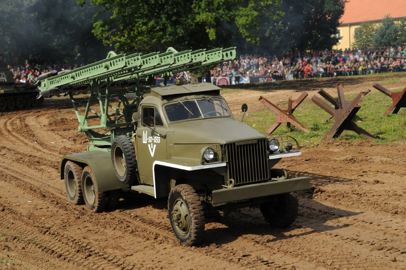 DSC_1342_1.jpg - Sovětský raketomet na podvozku Studebaker. Studebaker US6 byl legendární americký vojenský nákladní a užitkový automobil vyráběný v době druhé světové války nejen v USA, ale od roku 1942 i v Sovětském svazu, kam byl v rámci dohody o půjčce a pronájmu též dodáván. Automobil vznikl roku 1941 v americké společnosti Studebaker, kde se vyrábělo až do roku 1945 třináct různých obměn.