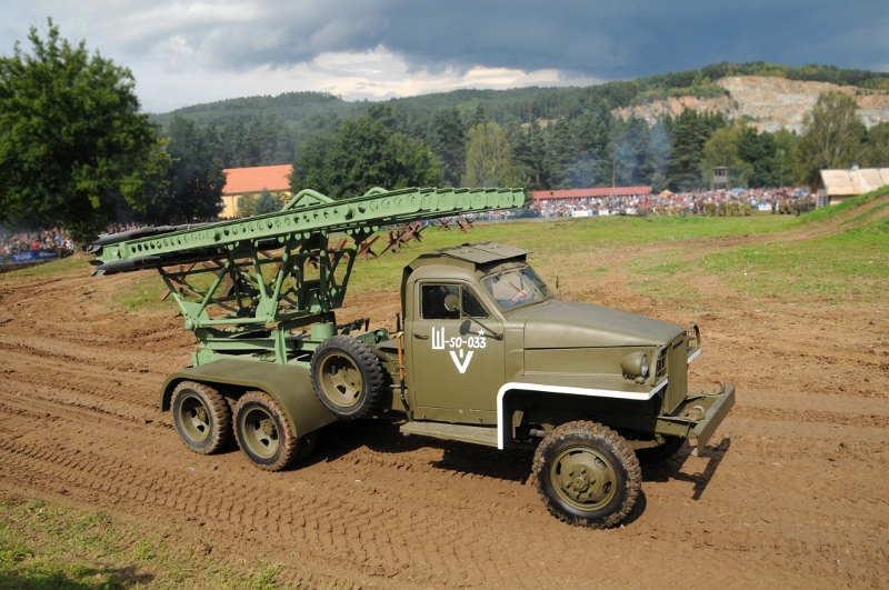 DSC_1344_1.jpg - V obměnách vozu Studebaker US6 nejvíce proslula konfigurace s raketometem Kaťuša. Raketomet BM 13-16 Kaťuša patřil do výzbroje Rudé armády v období druhé světové války.