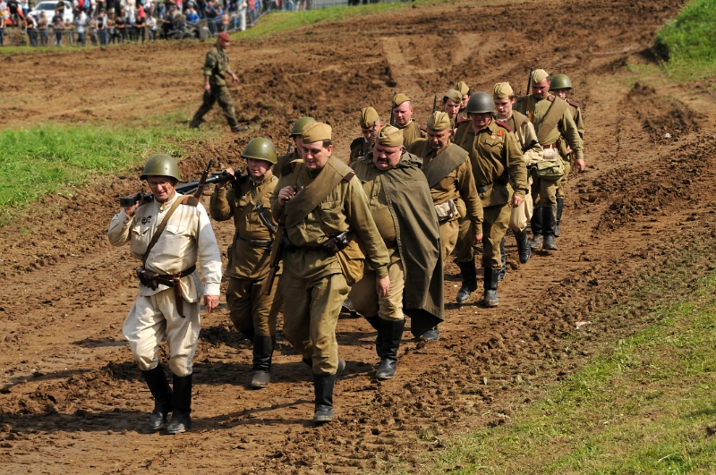 DSC_1361_1.jpg - Příslušníci klubů vojenské historie, kteří tyto ukázky pečlivě připravili a také sehráli odcházejí z boje.