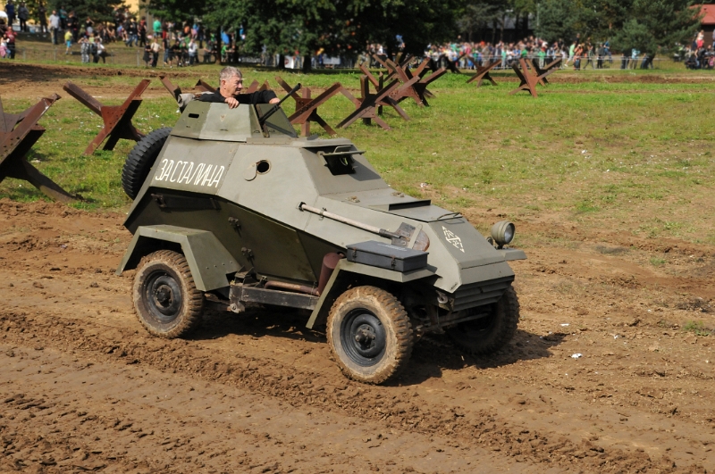 DSC_1368_1.jpg - Příslušníci klubů vojenské historie i se svými vozidly opuštějí arénu.