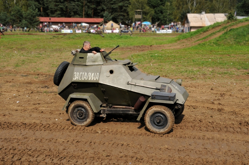 DSC_1372_1.jpg - Příslušníci klubů vojenské historie i se svými vozidly opuštějí arénu.