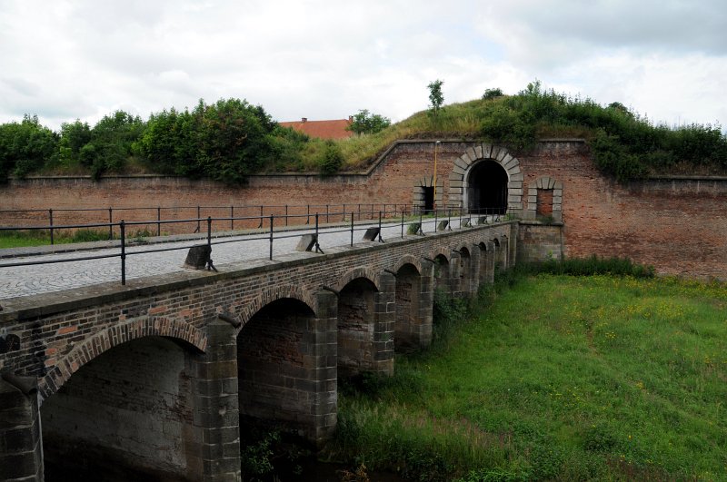 DSC_6640_1.jpg - Ve své době představovala Pevnost Terezín vrchol fortifikačního umění (nejmodernější pevnost v rámci Rakouska). Rychlý vývoj vojenské strategie však způsobil, že terezínská pevnost nebyla nikdy vojensky využita – Prusové ji totiž jednoduše obcházeli