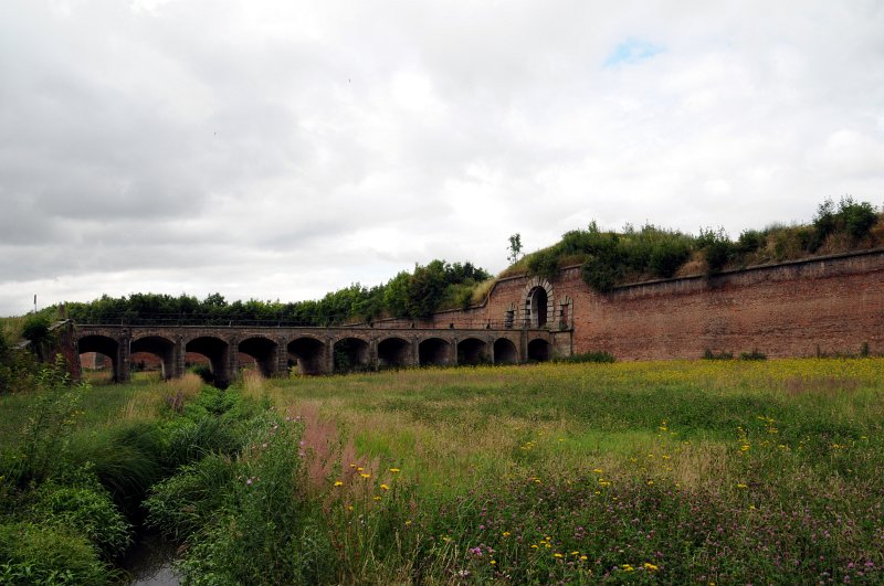 DSC_6643_1.jpg - Hlavní pevnost má tvar osmiúhelníku, protáhlého ve směrech od severu k jihu, ze všech nádvoří vybíhají pětiboké bastiony. Celková délka pevnostního valu, silného přibližně 30 m, činí 3770 metrů.