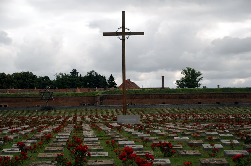 DSC_6684_1.jpg - Národní hřbitov Terezín je tvořen 2 386 kostrovými a urnovými hroby, kde jsou pohřbeny oběti nacistické tyranie z Malé pevnosti a dále obětmi z terezínského ghetta a Koncentračního tábora Litoměřice.