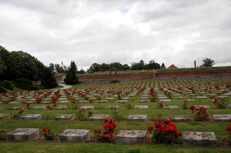 DSC_6696_1.jpg - Národní hřbitov byl zřízen roku 1945 a slavnostního pohřbu 601 vězňů z hromadných hrobů, jejichž tělesné ostatky byly exhumovány, se mimo jiné zúčastnili Jan Masaryk a Milada Horáková. V průběhu let přibýval na hřbitově další nalezený popel lidských obětí. Ještě roku 1958 byl nedaleko podzemní továrny Richard nalezen hrob s lidským popelem.