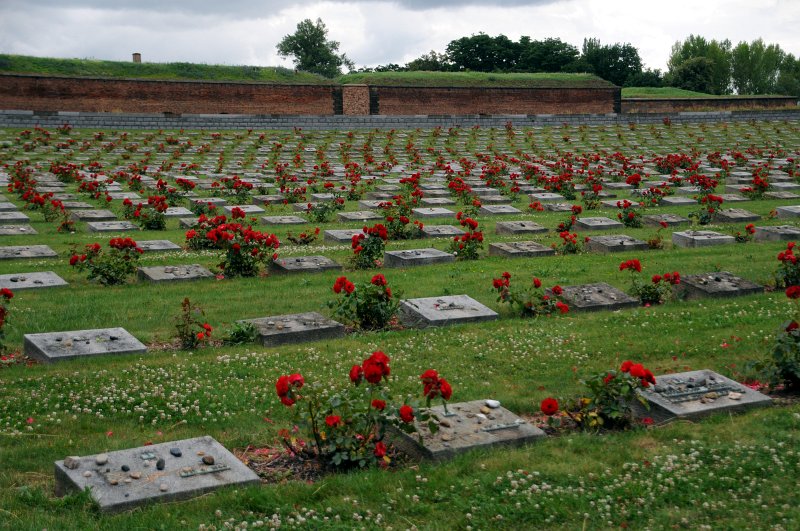 DSC_6699_1.jpg - Národní hřbitov před Malou pevností byl zřízen uměle až po válce. Celkem 2386 jednotlivých urnových i kosterních hrobů a pět hromadných hrobů, v nichž jsou pochovány tisíce dalších, zde připomíná hrůzy páchané v Terezíně za druhé světové války. Celkem je zde pohřbeno asi 10000 lidí.