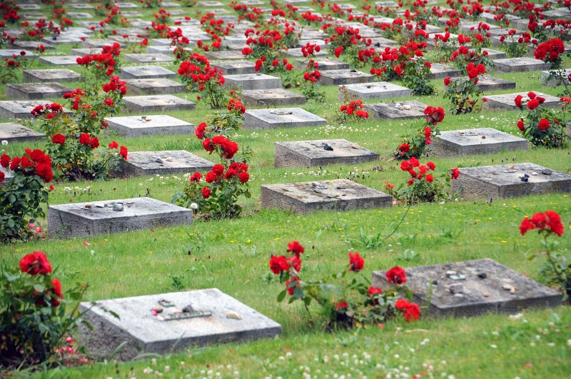 DSC_6701_1.jpg - Na památku obětem nacistické genocidy rozhodla už roku 1947 vláda Československé republiky zřídit v Terezíně památník. Ten vznikal postupně s cílem udržovat pietní místa ve stavu, v jakém byla za okupace. Prakticky vzato je celý Terezín památníkem. Po městě i okolí jsou roztroušeny budovy s expozicemi, pomníky, pamětní desky a hřbitovy, připomínající smutné příběhy těch, kteří zde byli – a není to tak dávno – vězněni, týráni a zabíjeni. Památník Terezín má být stálou připomínkou i výstrahou pro budoucí generace.
