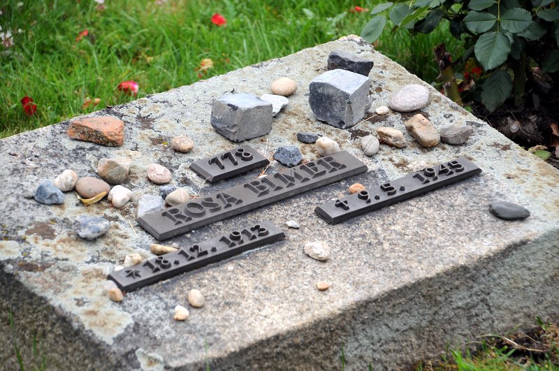 DSC_6702_1.jpg - Hroby jsou označeny čísly a případně i jmény nebožtíků, pokud je známo datum narození či úmrtí, je to také doplněno. Na náhrobcích se setkáváme s kameny, kteří zde zanechávají židovští návštěvníci.