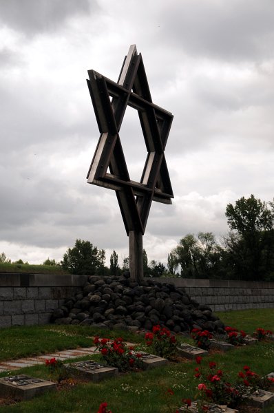 DSC_6705_1.jpg - Davidova hvězda ✡ (hebrejsky מגן דוד, Magen David, „Davidův štít“) je šesticípá hvězda, symbol židů, judaismu a státu Izrael, na jehož vlajce se vyskytuje. Symbolizuje souhvězdí pod kterým se čeká na Mesiáše, a také šest pracovních dní kde střed znamená šabat. Symbol jako takový znamená rovnováhu.