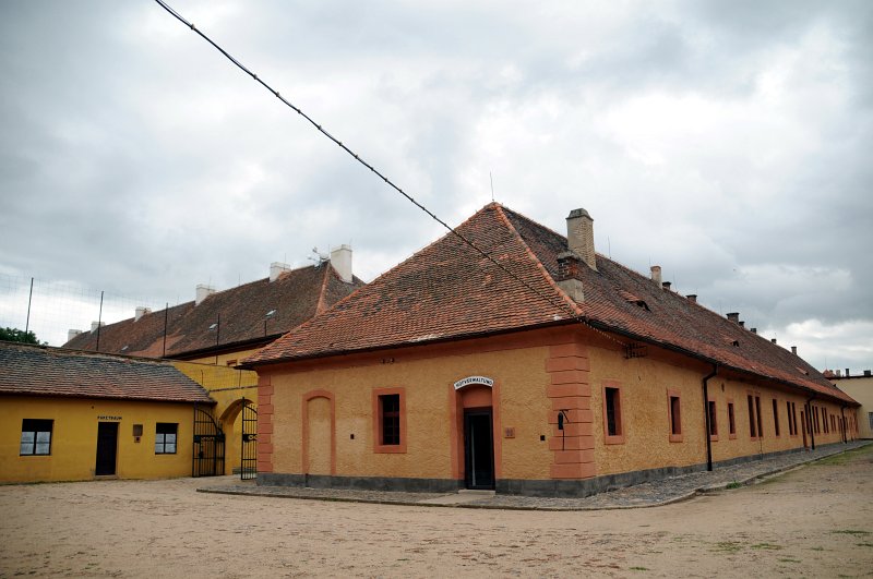 DSC_6786_1.jpg - Kancelář velitele I. dvora A. Neubauera a po něm S. Rojka. Oba byli po válce odsouzeni. Sestavovala se zde pracovní komanda a vedla evidence věznů v jednotlivých celách.