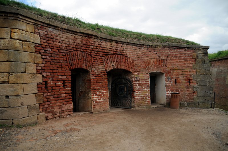 DSC_6831_1.jpg - Za malou chvíli vstoupíme do spojovací chodby a necháme na sebe působit stísněnost prostoru a představy, jak měli tímto průchodem procházet vojáci.