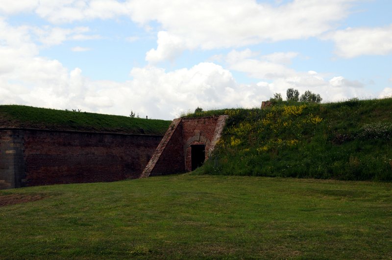 DSC_6906_1.jpg - Pevnost byla postavena jako ochranná a v případě nutnosti se daly příkopy zatopit vodou.