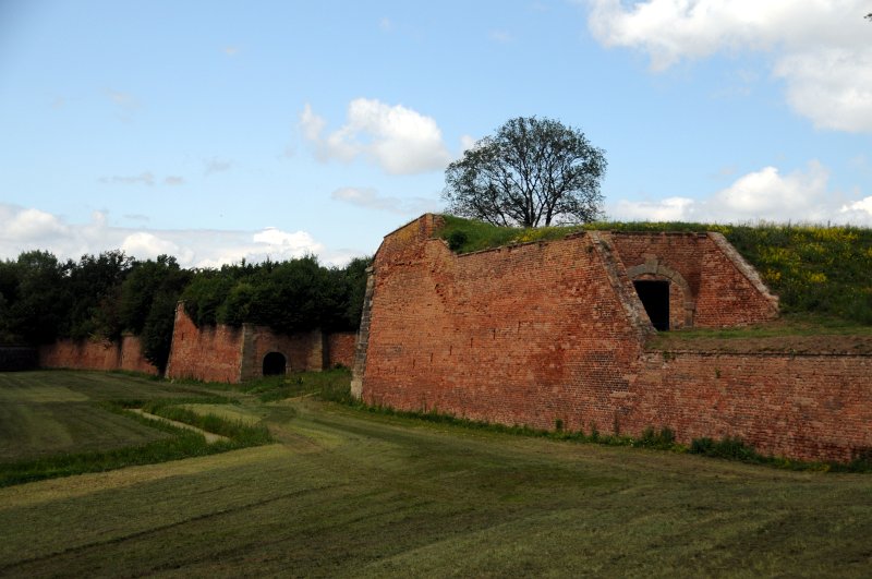 DSC_6910_1.jpg - Spojovací chodba dlouhá cca 500m (přístupno návštěvníkům, ve skutečnosti jsou podzemní chodby delší) prochází za těmito zdmi.