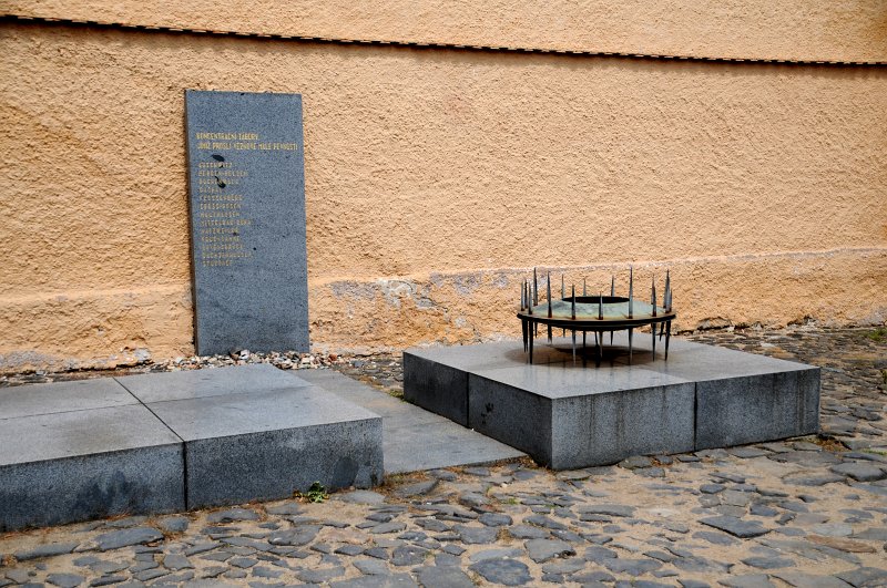 DSC_6931_1.jpg - Seznam koncentračních táborů, kterými prošly vězni z Terezína: Auschwitz-Birkenau, Berhen-belsen, Buchenwald, Dachau, Flossenbürg, Cross-Rosen, Mauthausen, Mittelbau-Dora,  Natzweiler, Neuencamme, Ravensbrück, Sachsenhausen, Stuthoff.