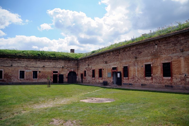 DSC_6967_1.jpg - Malá pevnost Terezín byla původně určena pouze pro muže, v období stanného práva po atentátu na Reinharda Heydricha zde byl zřízeno i ženské oddělení. Pro vězeňské účely sloužily nejprve dva dvory, později byl zřízen ženský dvůr a v letech 1943 až 1944 (pro zvýšení kapacity) byl vybudován IV. dvůr (pro muže).