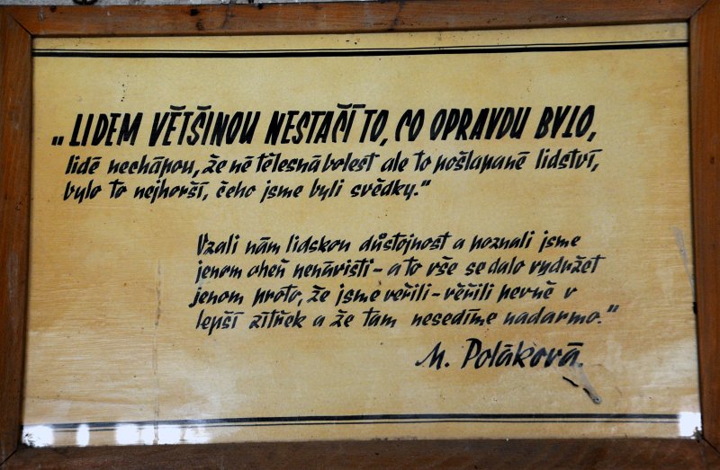 DSC_6980_1.jpg - "Lidem většinou nestačí, co opravdu bylo, lidé nechápou, že ne tělesná bolest, ale to pošlapané lidství bylo to nejhorší, čeho jsme byli svědky".Vzali nám lidskou důstojnost a poznali jsme jenom oheň nenávisti - a to vše se dalo vydržet jenom proto, že jsme věřili - věřili pevně v lepší zítřek a že tam nesedíme nadarmo.