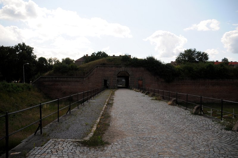 DSC_7019_1.jpg - Do pevnosti vedly čtyři brány posazené vždy mezi dvěma baštami: Litoměřická, Pražská, Horní a Dolní.