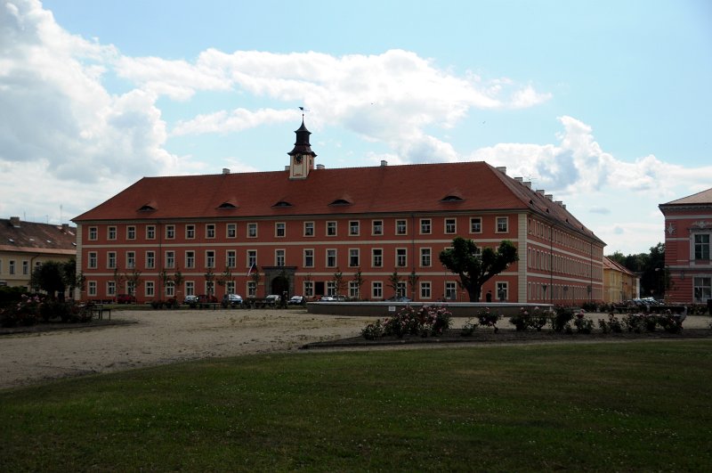 DSC_7025_1.jpg - Během Druhé světové války Velká pevnost na levém břehu řeky sloužila nacistickému Německu jako židovské ghetto. Aufbaukommando (Komando výstavby, složené z 342 mladých mužů-řemeslníků, kteří měli připravit bývalé kasárny pro příchod velkého počtu lidí) přijelo do Terezína 24. listopadu 1941 a toto datum je považováno za termín založení ghetta Terezín. Na fotografii Ženijní kasárna.