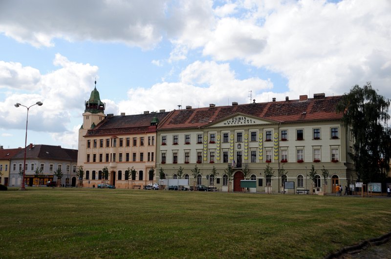 DSC_7028_1.jpg - Již týden po příjezdu komanda výstavby začaly přijíždět další transporty a byly umisťovány v nepřipravených kasárnách. V prvních měsících existence ghetta byli vězni hlídáni nacisty a českými četníky v kasárnách – jedná se o období tzv. uzavřeného ghetta.