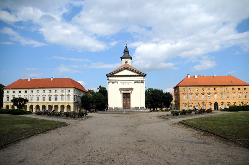 DSC_7033_1.jpg - Reinhard Heydrich však vydal brzy nařízení, že civilní obyvatelstvo musí Terezín opustit do 30. června 1942. Od 6. července 1942 byli lidé vězněni v bývalých civilních domech a celé město se stalo jedním velkým vězením – nastalo období tzv. otevřeného ghetta. Celkem  terezínským ghettem prošlo asi 155000 lidí, z nich nepřežilo 2. světovou válku 118000. Na fotografi Posádkový kostel Vzkříšení Páně na terezínském náměstí.