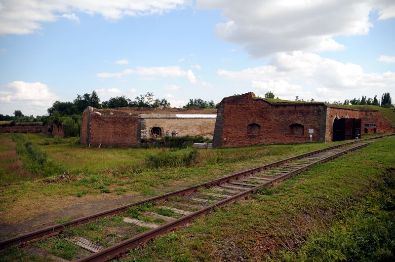 DSC_7043_1.jpg - Dnes je již kolejiště v Terezíně zrušeno, transporty připomínají pouze zbytky kolejí před obřadní síní vedoucí směrem k městu a krematoriu.