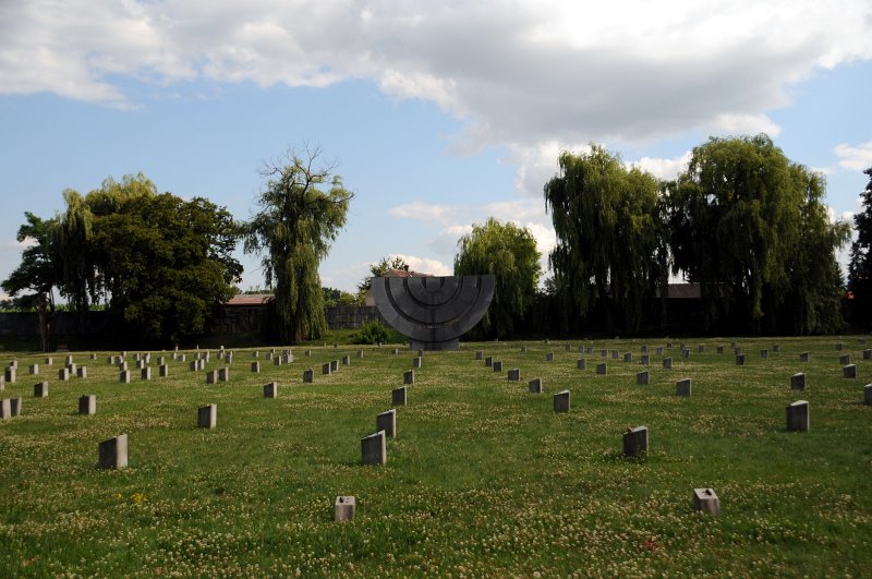 DSC_7069_1.jpg - Židovský hřbitov v Bohušovické kotlině u krematoria je dalším pietním místem (zde je pohřbena část obětí ghetta, asi 9000 těl).