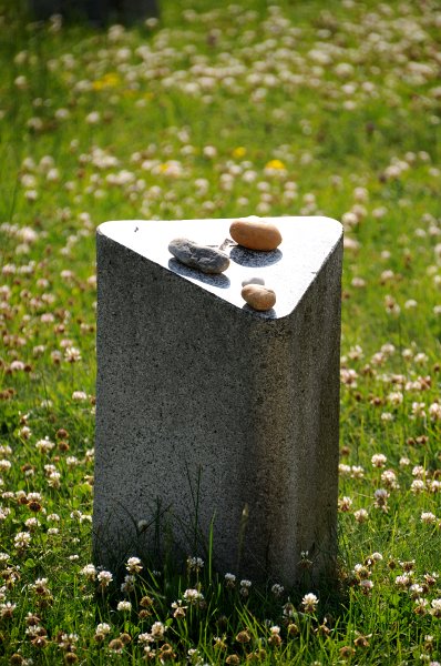 DSC_7077_2.jpg - Na náhrobcích se setkáváme s kameny, kteří zde zanechávají židovští návštěvníci.