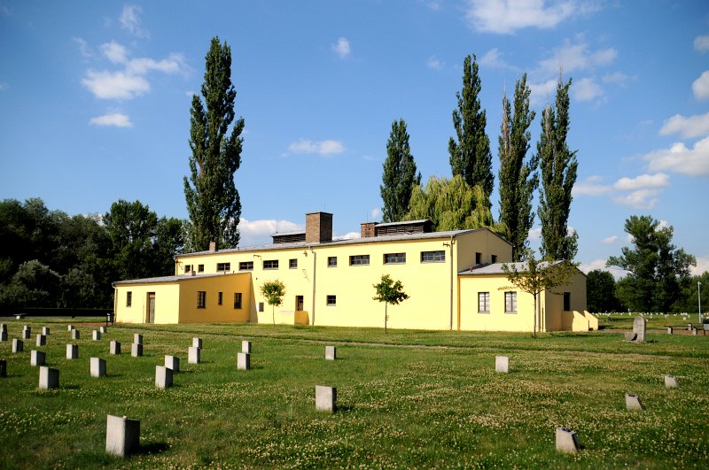 DSC_7085_2.jpg - Místo je architektonicky upraveno, má dnes parkovou pietní úpravu a je veřejnosti zcela volně přístupné, společně s krematoriem je součástí Památníku Terezín.