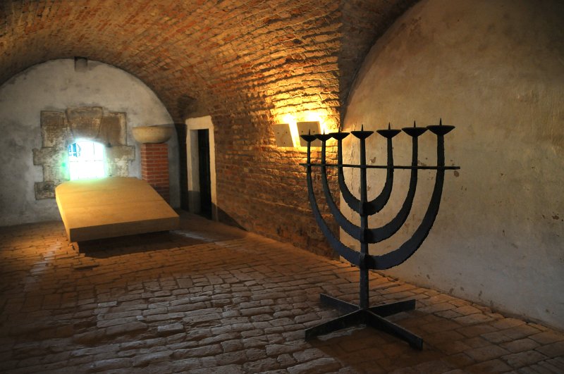 DSC_7115_1.jpg - Obřadní místnost a Menora (hebrejsky: מנורה) je sedmiramenný svícen a tradiční symbol judaismu. Samotné slovo Menora je odvozeno od slova ner נר, „lampa“ nebo též „světlo“.