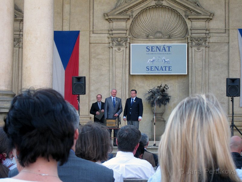 IMG_7914_1.jpg - Nad výstavou, kterou uspořádal Senát Parlamentu České republiky společně s VHÚ Praha a Ústavem pro studium totalitních režimů, převzali záštitu 1. místopředseda Senátu PČR Přemysl Sobotka a ministr obrany ČR a senátor Alexandr Vondra. Oba jmenovaní také na vernisáži hovořili. 