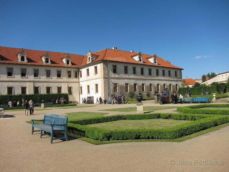 IMG_7963.JPG - Zahradou se volně pohybují pávi a divoké kachny, ve voliéře jsou dva páry výrů a v rybníčku je chováno množství rozmanitých druhů ryb včetně barevných kaprů.