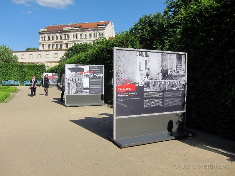 IMG_7965_1.jpg - Výstavu tvoří 62 panelů z nich se část věnuje samotnému atentátu a další jsou věnovány životu v tehdejším Protektorátu Čechy a Morava. Podrobně je popsán nacistický represivní aparát a činnost odbojářů. 