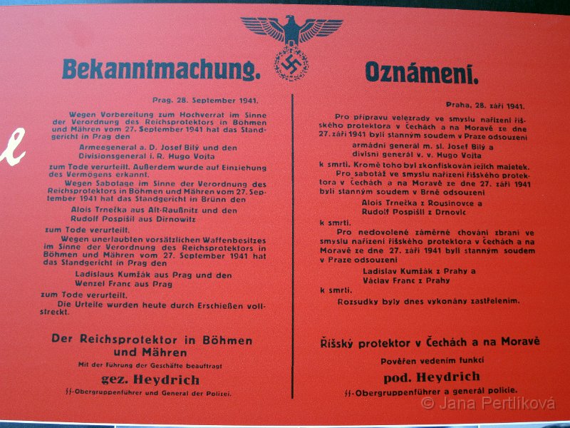IMG_8071_1.jpg - Po nástupu do své funkce říšský protektor Reinhard Heydrich, aby zlomil odpor českých vlastenců, vydal hned prvého dne svého úřadování Nařízení říšského protektora v Čechách a na Moravě o vyhlášení civilního výjimečného stavu ze dne 27. září 1941, podle jehož § 2 lze se v případech souvisejících s veřejnou bezpečností a veřejným pořádkem odchýliti od platného práva. [p 2] „Vyhlašuji na ochranu zájmů říše s účinností od 28. září 1941 dvanácti hodin až na další na území protektorátu Čechy a Morava civilní stav výjimečný…“ Ve své zprávě nadřízeným mj. Heydrich napsal : “…za prvé : Pro přípravu velezrady odsoudil stanný soud v Praze armádního generála Josefa Bílého a divizního generála Hugo Vojtu, oba mimo službu, k trestu smrti…“ “ Trest smrti byl vzápětí vykonán 28. září 1941 v 21:00 zastřelením (některé prameny uvádějí datum popravy 1. října 1941). Na popravišti generál Bílý odmítl pásku na oči a vydal svůj poslední vojenský rozkaz: "Palte, vy němečtí psi"!
